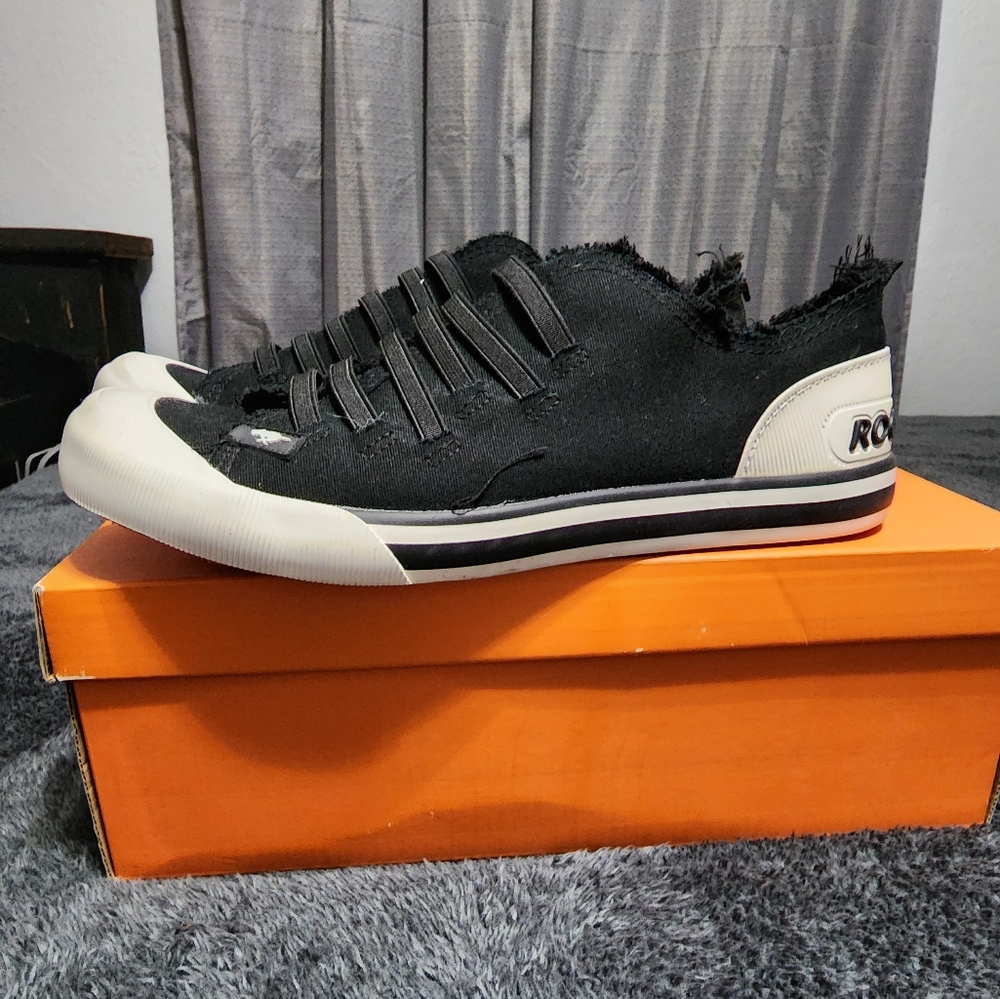 Womens tennis shoes